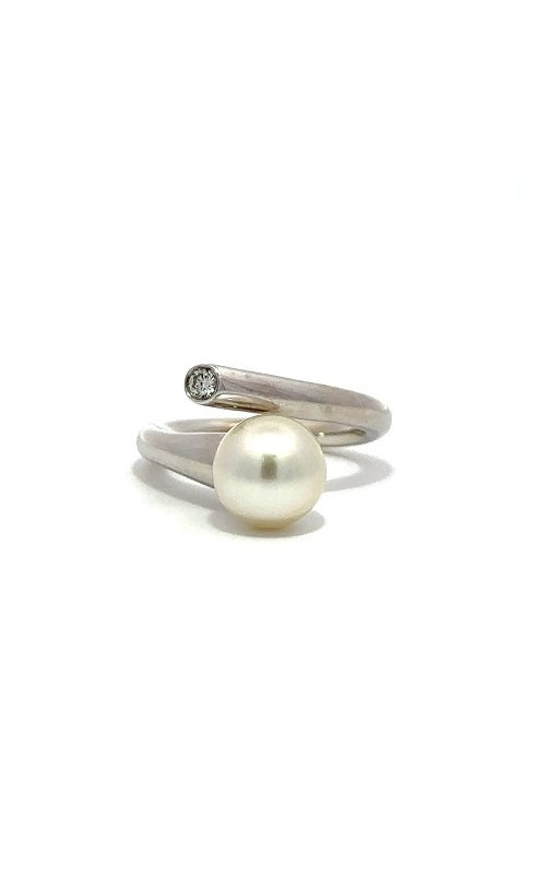 18K WHITE GOLD RING WITH AKOYA PEARL AND DIAMOND G13804