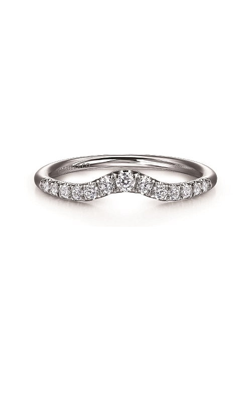 Silver band  set in a shared prong setting along the bottom, creating a V-shaped design.