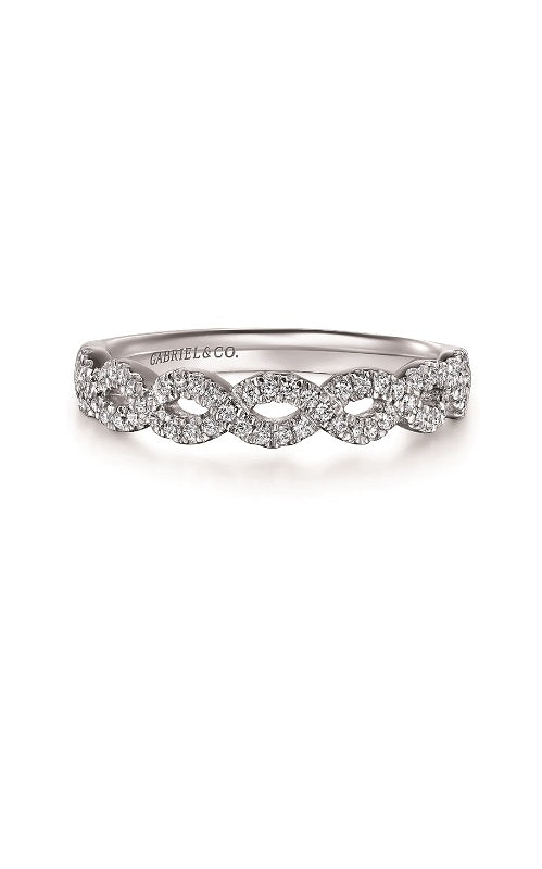  Silver band ring with a twisted design featuring diamonds on a white background.